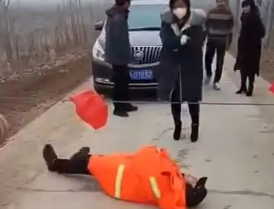 ▲在一些防疫卡點，村民間摩擦與沖突不時爆出。資料視頻截圖。